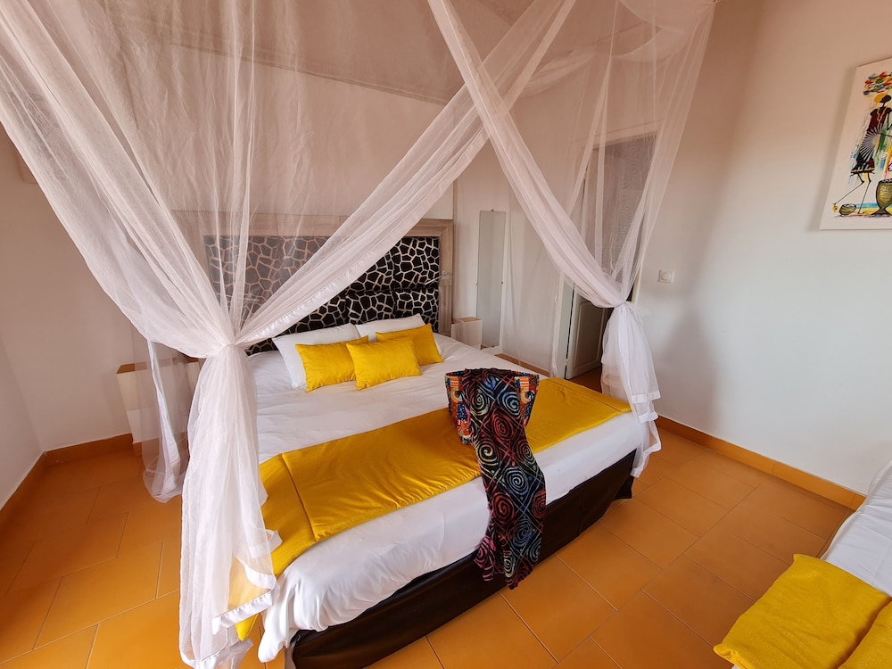 souimanga bleu hotel saly