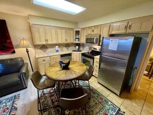 su15 spacious studio with full kitchen dining table and rock patio overlooking lake ouachita by redawning