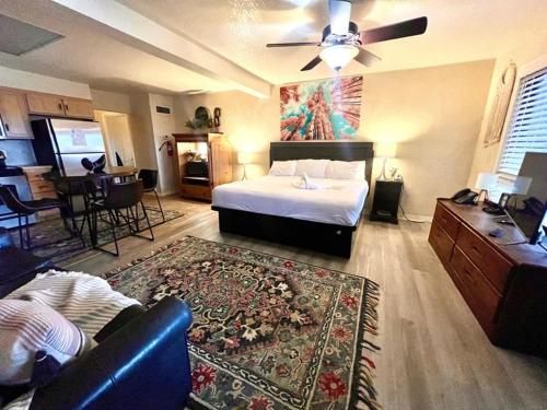 su15 spacious studio with full kitchen dining table and rock patio overlooking lake ouachita by redawning