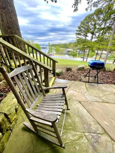 su15 spacious studio with full kitchen dining table and rock patio overlooking lake ouachita by redawning