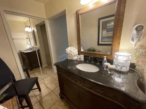 su15 spacious studio with full kitchen dining table and rock patio overlooking lake ouachita by redawning