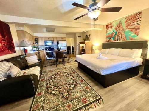 su15 spacious studio with full kitchen dining table and rock patio overlooking lake ouachita by redawning