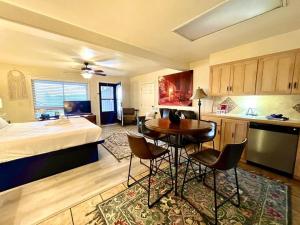 su15 spacious studio with full kitchen dining table and rock patio overlooking lake ouachita by redawning