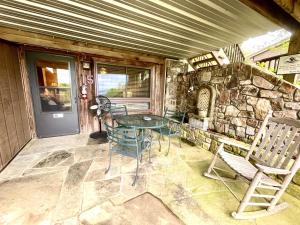 su15 spacious studio with full kitchen dining table and rock patio overlooking lake ouachita by redawning