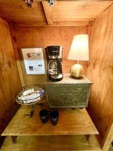 su15 spacious studio with full kitchen dining table and rock patio overlooking lake ouachita by redawning