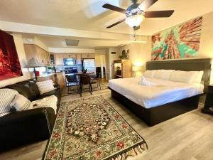 su15 spacious studio with full kitchen dining table and rock patio overlooking lake ouachita by redawning