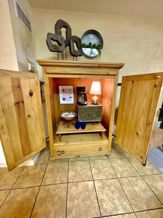 su15 spacious studio with full kitchen dining table and rock patio overlooking lake ouachita by redawning