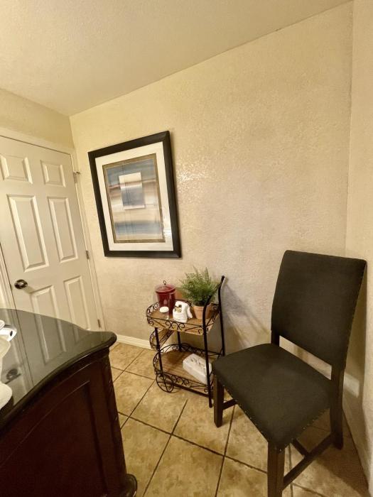 su15 spacious studio with full kitchen dining table and rock patio overlooking lake ouachita by redawning