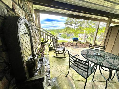 su15 spacious studio with full kitchen dining table and rock patio overlooking lake ouachita by redawning