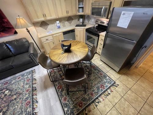 su15 spacious studio with full kitchen dining table and rock patio overlooking lake ouachita by redawning