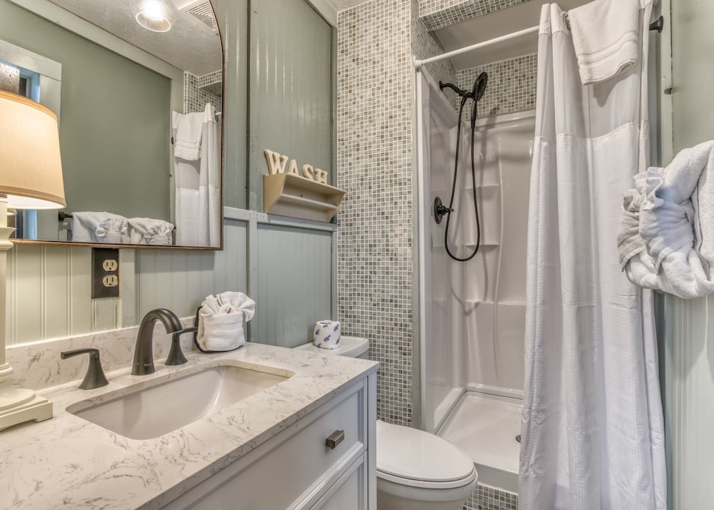 farmhouse cottage close to tanger outlets and pigeon forge 3 bedroom home by redawning