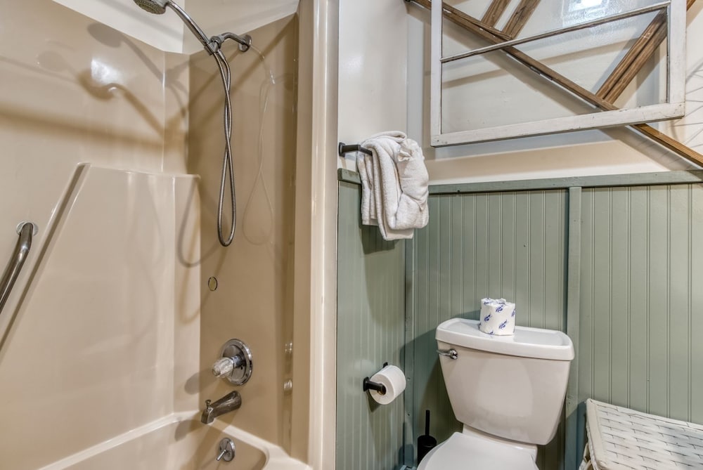 farmhouse cottage close to tanger outlets and pigeon forge 3 bedroom home by redawning