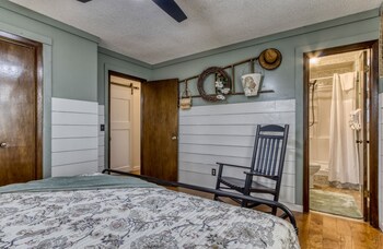 farmhouse cottage close to tanger outlets and pigeon forge 3 bedroom home by redawning