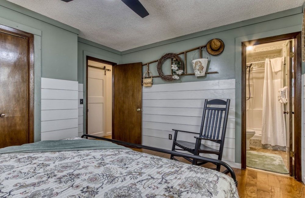 farmhouse cottage close to tanger outlets and pigeon forge 3 bedroom home by redawning