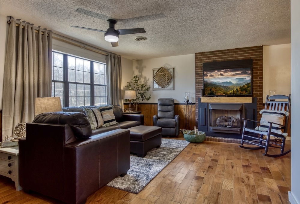 farmhouse cottage close to tanger outlets and pigeon forge 3 bedroom home by redawning