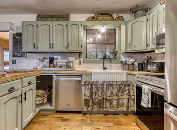 farmhouse cottage close to tanger outlets and pigeon forge 3 bedroom home by redawning