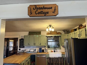farmhouse cottage close to tanger outlets and pigeon forge 3 bedroom home by redawning