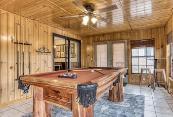 farmhouse cottage close to tanger outlets and pigeon forge 3 bedroom home by redawning