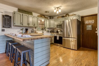 farmhouse cottage close to tanger outlets and pigeon forge 3 bedroom home by redawning