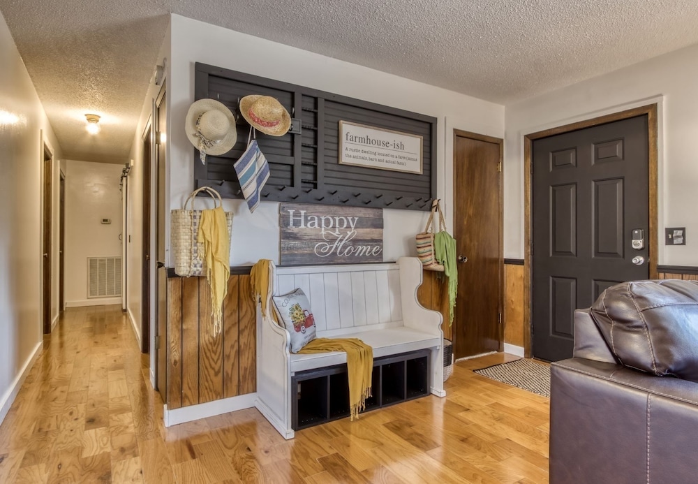 farmhouse cottage close to tanger outlets and pigeon forge 3 bedroom home by redawning