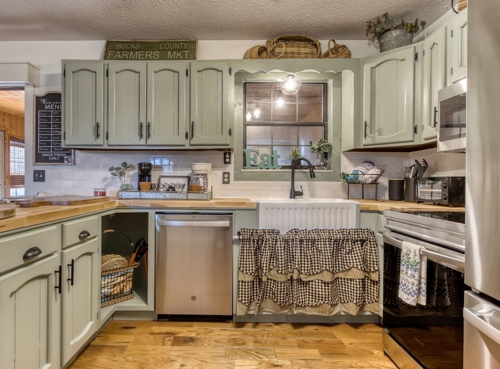 farmhouse cottage close to tanger outlets and pigeon forge 3 bedroom home by redawning