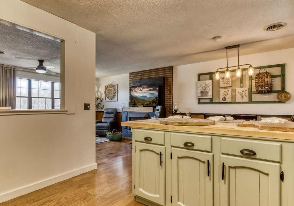 farmhouse cottage close to tanger outlets and pigeon forge 3 bedroom home by redawning