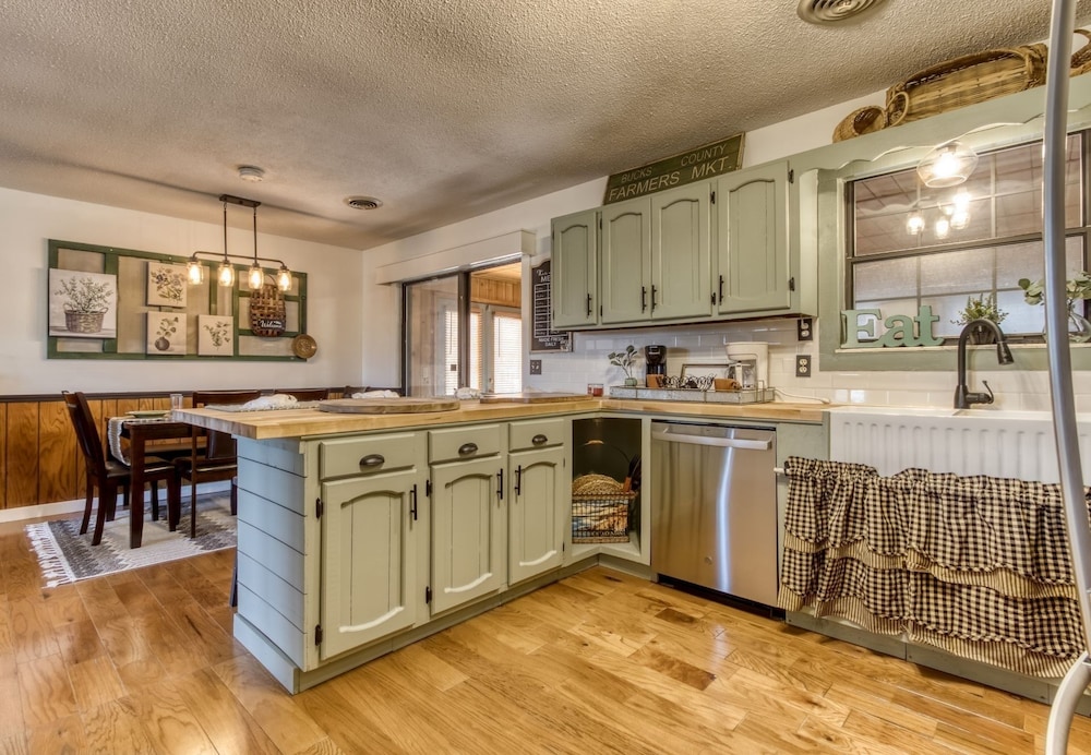 farmhouse cottage close to tanger outlets and pigeon forge 3 bedroom home by redawning