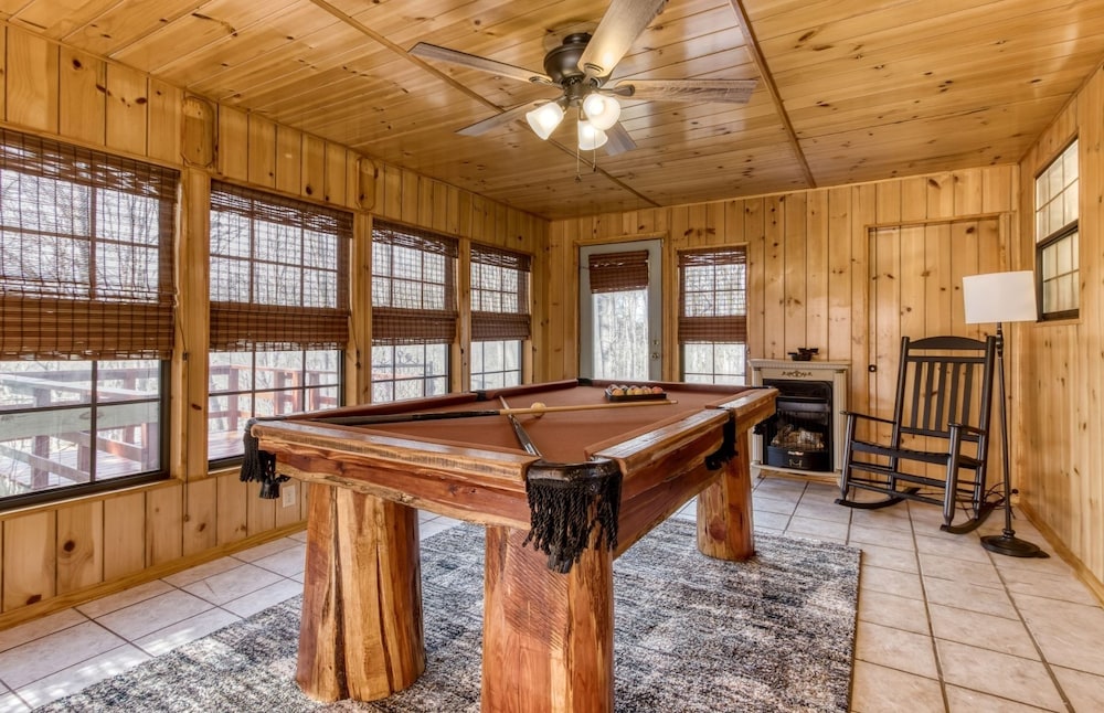 farmhouse cottage close to tanger outlets and pigeon forge 3 bedroom home by redawning