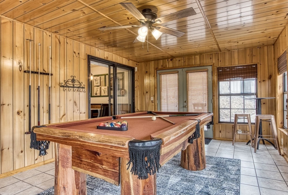 farmhouse cottage close to tanger outlets and pigeon forge 3 bedroom home by redawning