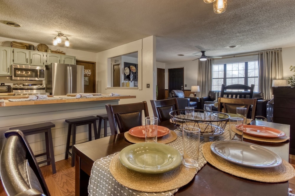 farmhouse cottage close to tanger outlets and pigeon forge 3 bedroom home by redawning