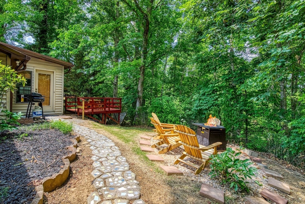 farmhouse cottage close to tanger outlets and pigeon forge 3 bedroom home by redawning