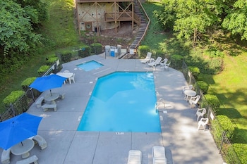 farmhouse cottage close to tanger outlets and pigeon forge 3 bedroom home by redawning