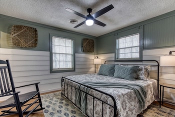 farmhouse cottage close to tanger outlets and pigeon forge 3 bedroom home by redawning