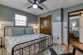 farmhouse cottage close to tanger outlets and pigeon forge 3 bedroom home by redawning