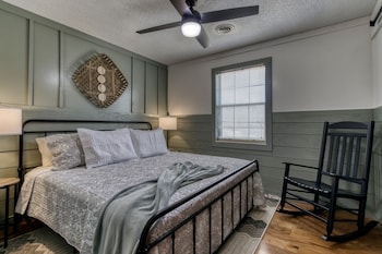 farmhouse cottage close to tanger outlets and pigeon forge 3 bedroom home by redawning