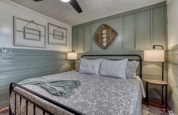 farmhouse cottage close to tanger outlets and pigeon forge 3 bedroom home by redawning