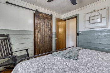 farmhouse cottage close to tanger outlets and pigeon forge 3 bedroom home by redawning