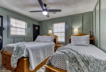 farmhouse cottage close to tanger outlets and pigeon forge 3 bedroom home by redawning