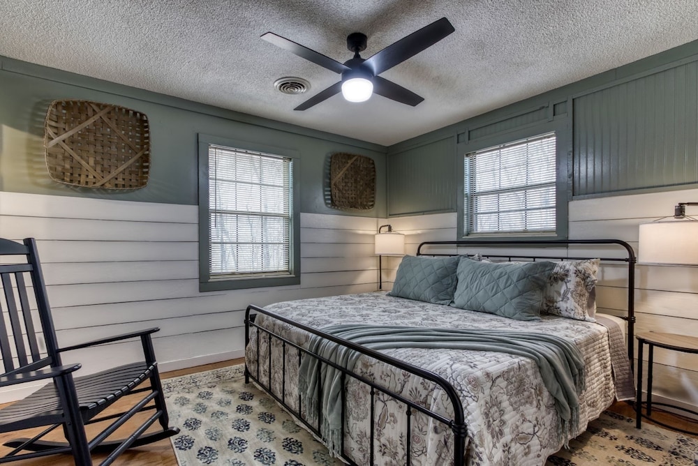 farmhouse cottage close to tanger outlets and pigeon forge 3 bedroom home by redawning