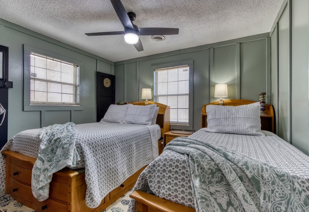 farmhouse cottage close to tanger outlets and pigeon forge 3 bedroom home by redawning