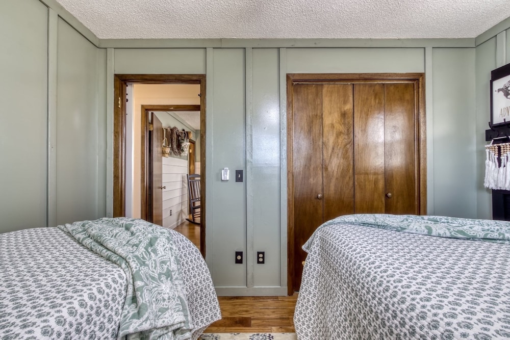 farmhouse cottage close to tanger outlets and pigeon forge 3 bedroom home by redawning