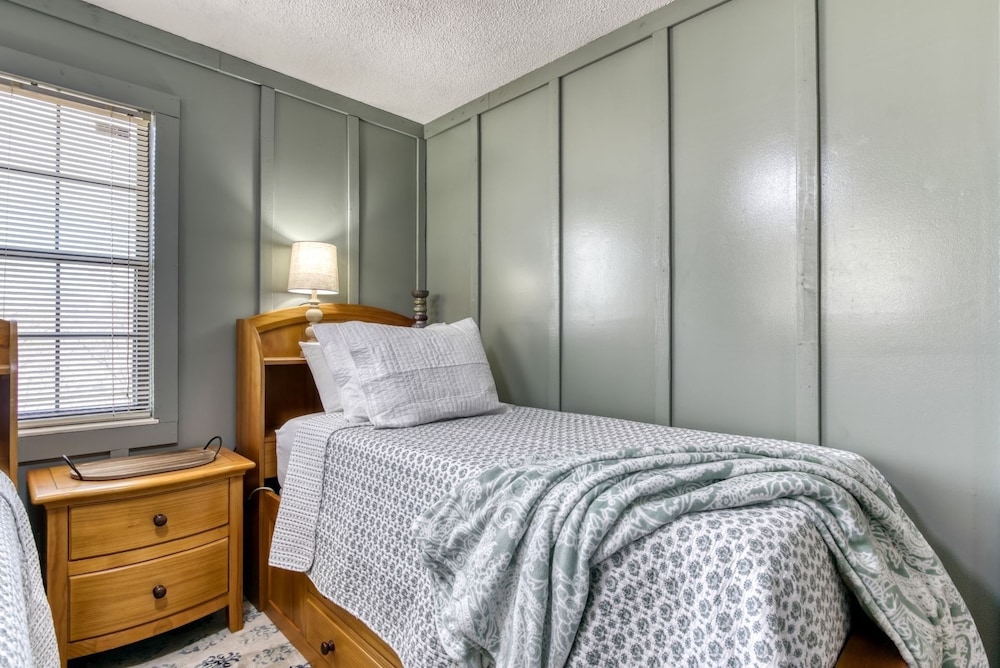 farmhouse cottage close to tanger outlets and pigeon forge 3 bedroom home by redawning