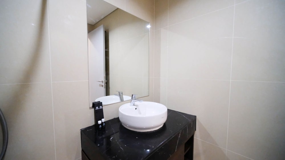 tidy and spacious 2br at grand sungkono lagoon apartment