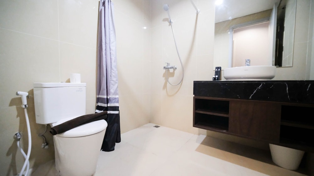 tidy and spacious 2br at grand sungkono lagoon apartment