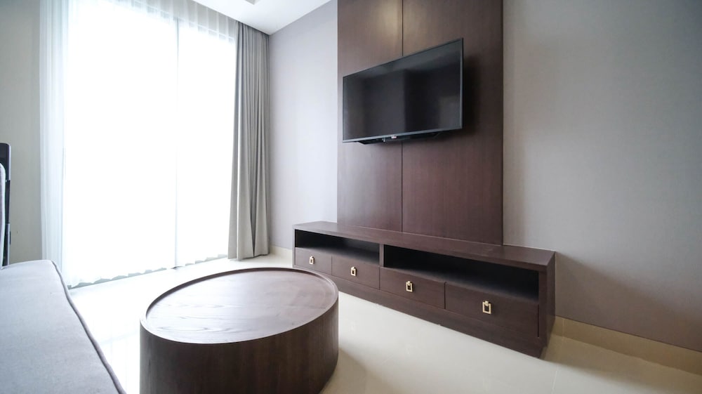 tidy and spacious 2br at grand sungkono lagoon apartment