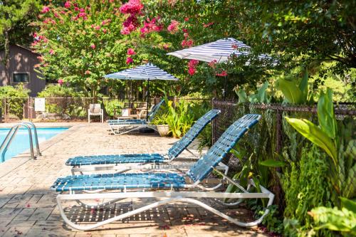 poolside queen cabana with two queen beds full kitchen and pool access overlooking lake ouachita by redawning