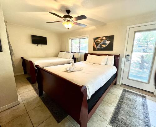 poolside queen cabana with two queen beds full kitchen and pool access overlooking lake ouachita by redawning