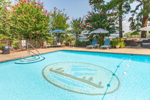 poolside queen cabana with two queen beds full kitchen and pool access overlooking lake ouachita by redawning