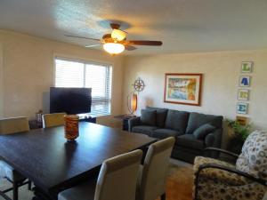 poolside queen cabana with two queen beds full kitchen and pool access overlooking lake ouachita by redawning