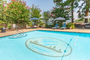 poolside queen cabana with two queen beds full kitchen and pool access overlooking lake ouachita by redawning